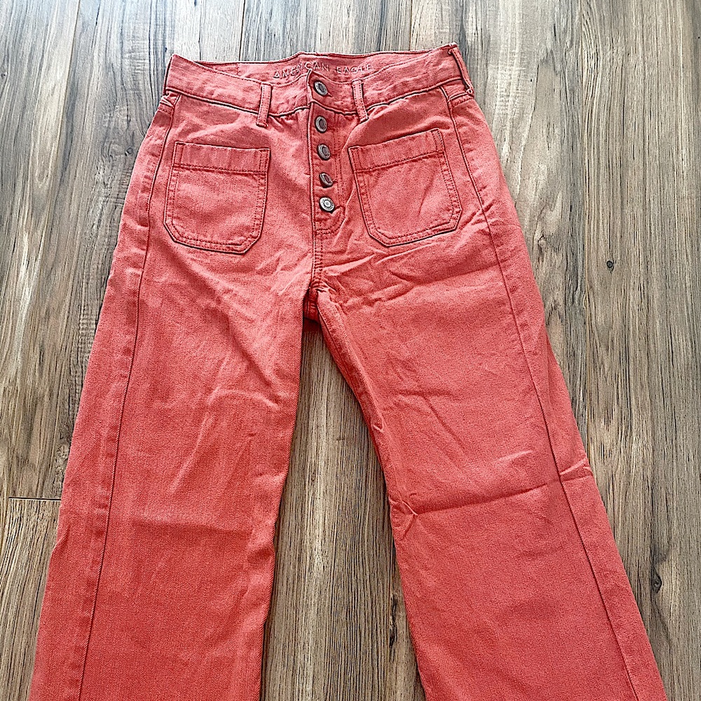 Pink, loose jeans
